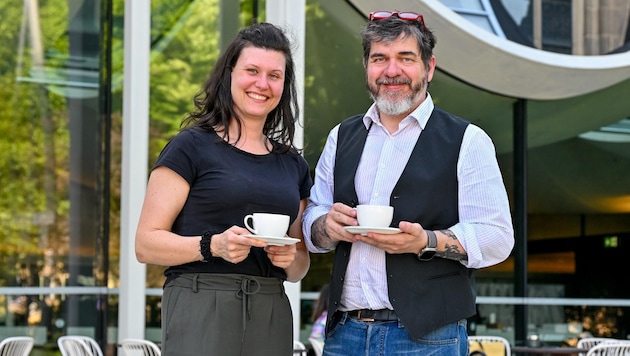 Kurt Traxl und seine Gabi vor ihrem neuen „Baby“, dem Linzer Domcafé. (Bild: Dostal Harald)