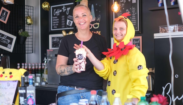 Andrea Landsfried (l.) offers children's Bueno shakes and bubble tea.