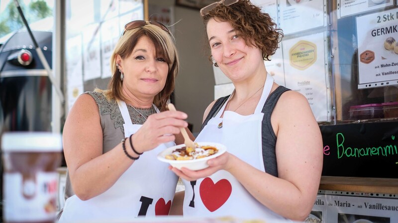 Michi (l.) und Jasmin vom Kaiserschmarrn-Paradies verwöhnen Schleckermäuler mit besonderen Kaiserschmarrn-Variationen. (Bild: Einöder Horst)