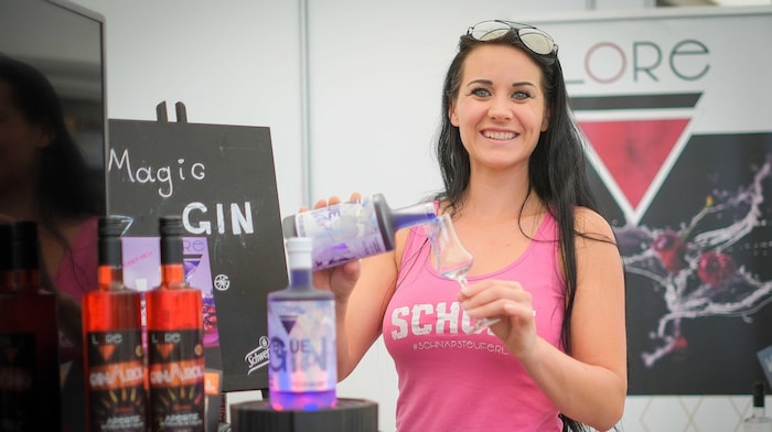 Regina Priglinger-Simader presents her LoRe gin.