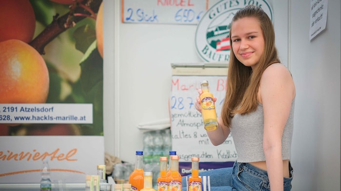 Laura Zeindlhofer has Weinviertel apricot specialties at her stand.