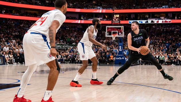 Luka Doncic (ganz rechts, Nummer 77), James Harden (Mitte), Norman Powell (links, Nummer 24)  (Bild: AP)