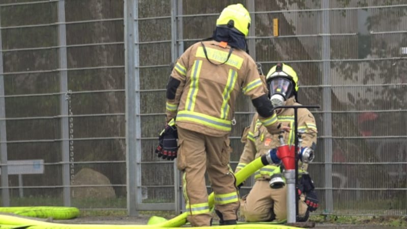 Die Feuerwehr ist noch mit 50 Einsatzkräften vor Ort. (Bild: picturedesk.com/Michael Bahlo/dpa)