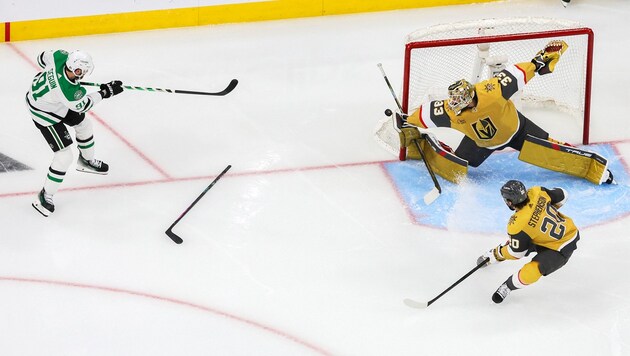 Knights-Goalie Adin Hill (Nr. 33) pariert gegen Tyler Seguin (ganz links, Nr. 91) von den Dallas Stars. (Bild: Getty Images/APA/Getty Images via AFP/GETTY IMAGES/Ethan Miller)