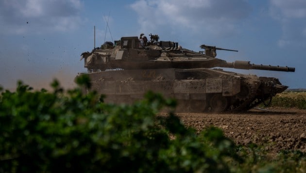 Israel hat offenbar mit dem Start des Angriffs auf Rafah gedroht, wenn nicht bald ein Geisel-Deal zustande kommt. (Bild: AP ( via APA) Austria Presse Agentur/Ariel Schalit)