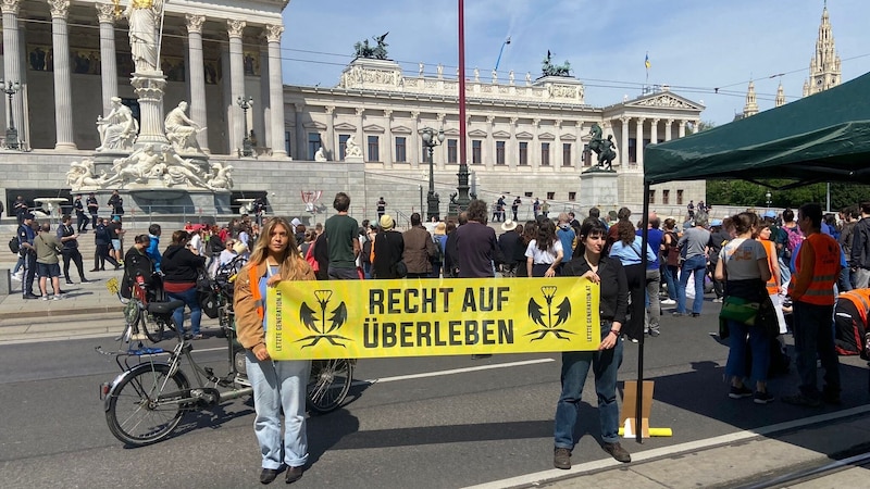 Mitglieder der Letzten Generation vor dem Parlament in Wien (Bild: krone.tv)