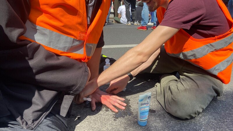 Auch das Festkleben kann „ausprobiert“ werden. (Bild: krone.tv)