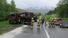 Der Lkw samt Anhänger rutschte von der Fahrbahn. (Bild: Freiwillige Feuerwehr Pfarrwerfen)