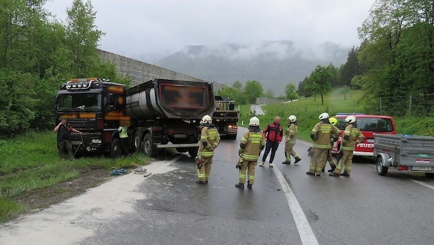 The truck and trailer slid off the road. (Bild: Freiwillige Feuerwehr Pfarrwerfen)