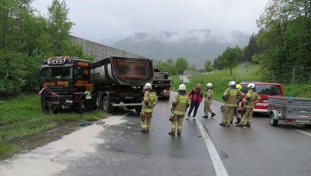 Der Lkw samt Anhänger rutschte von der Fahrbahn. (Bild: Freiwillige Feuerwehr Pfarrwerfen)