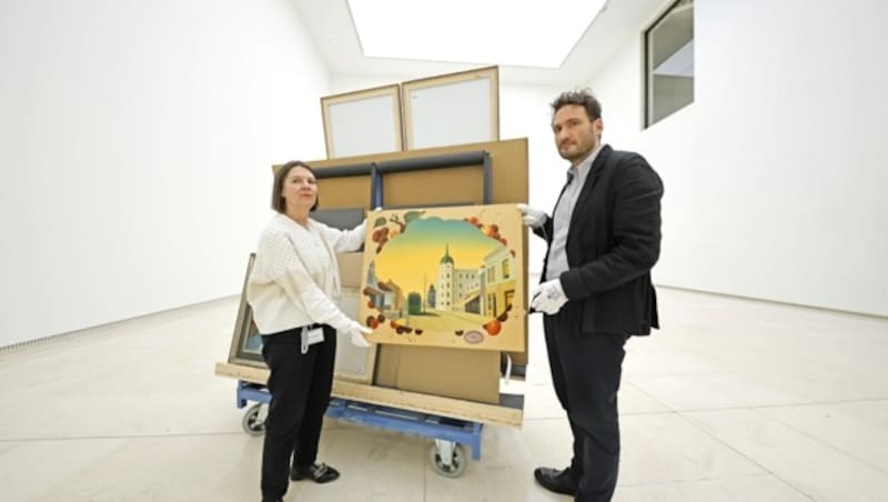 Die Kuratoren Philippe Batka und Vanessa Joan Müller beim Aufbau der Ausstellung „Unknown Familiars“. (Bild: Reinhard Holl)