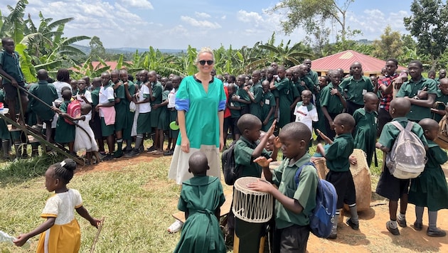 Sportalm-Chefin Ulli Ehrlich in Uganda bei dem Schulprojekt, dass auch Dank ihres pekunären Einsatzer realisiert werden konnte. (Bild: Pia Eisenbach/Kindern eine Chance)