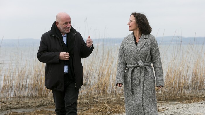 Eva Hammerer und Robert Schneider beim Gespräch am Höchster Bodenseeufer.