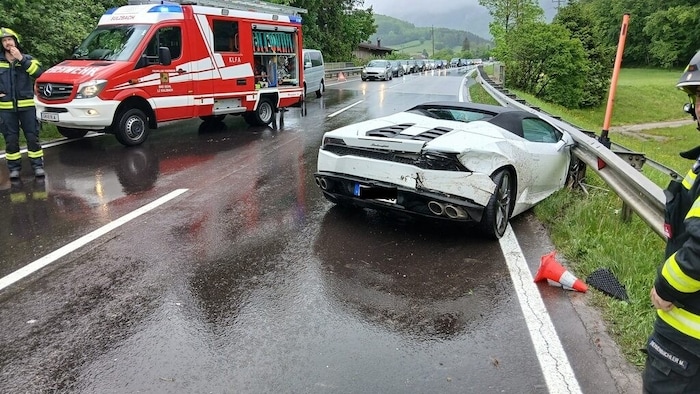 Der Sportwagen landete in der Leitschiene.