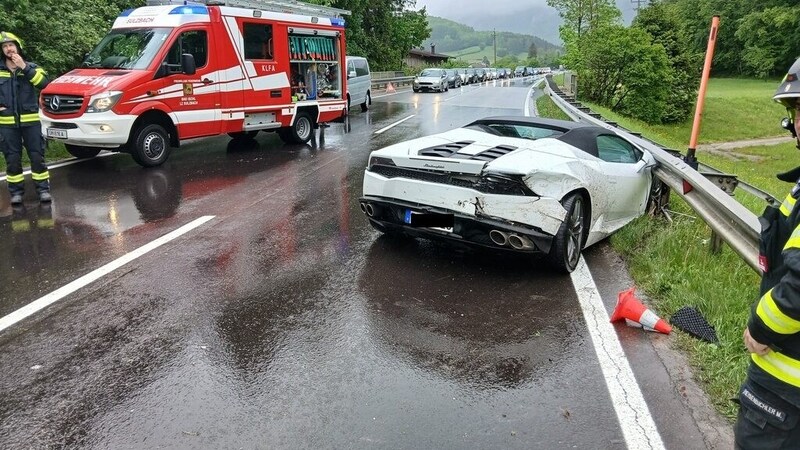 Der Sportwagen landete in der Leitschiene. (Bild: FF Bad Ischl)