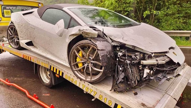 Der Lamborghini wurde stark beschädigt. (Bild: FF Bad Ischl)