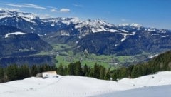 Der Blick auf Bezau. Während im Tal die Wiesen sattgrün sind, liegt auf den umliegenden Bergen noch Schnee. (Bild: Bergauer Rubina)