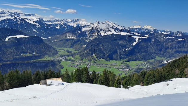 The view of Bezau. While the meadows in the valley are lush green, there is still snow on the surrounding mountains. (Bild: Bergauer Rubina)