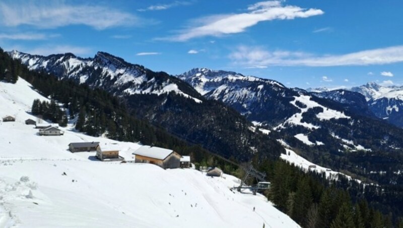 Das Vorsäß Sonderdach, im Vordergrund die Seilbahn (Bild: Bergauer Rubina)