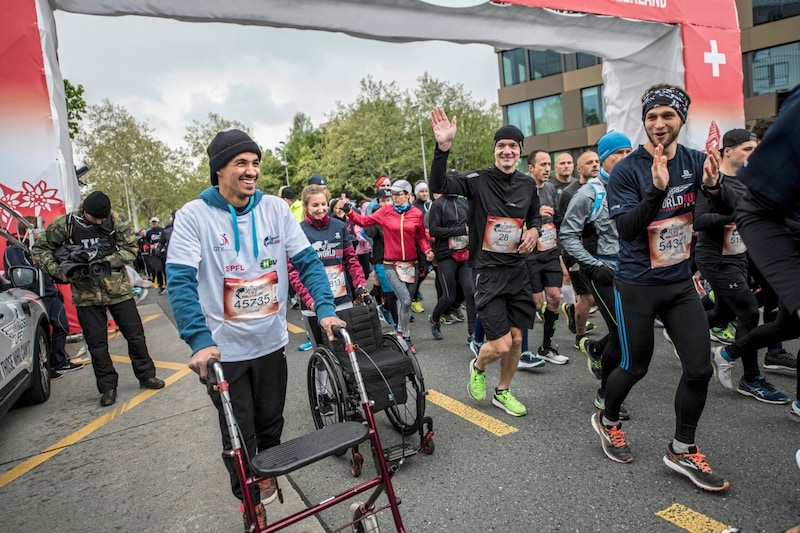 Der gelähmte David Mzee kann dank Elektrostimulation nun wieder gehen. (Bild: Romina Amato for Wings for Life World Run)