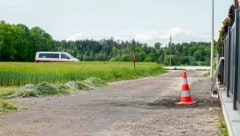 Die Polizei hatte am Samstag den Tatort im Blick, wo Rußspuren an den Anschlag von Freitagmorgen erinnern. (Bild: Scheriau Erwin/Erwin Scheriau / KRONE)