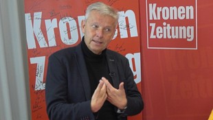 Reinhold Lopatka beantwortet die Fragen der Kärntnerinnen und Kärntner. (Bild: JOMO KG)