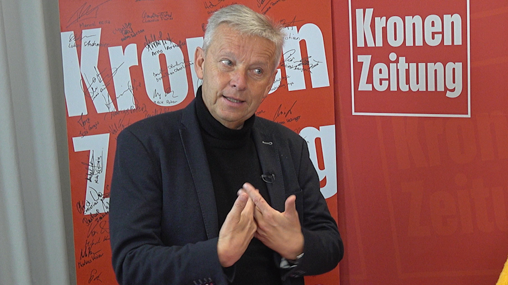 Reinhold Lopatka beantwortet die Fragen der Kärntnerinnen und Kärntner. (Bild: JOMO KG)