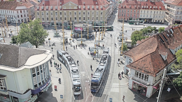Am Jakominiplatz gilt für Straßenbahnen eine Höchstgeschwindigkeit von 15 km/h.