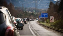 Vor und hinter dem Paß Lueg staut es auf der A10 wegen der Tunnelbaustelle bei Golling immer wieder. (Bild: Scharinger Daniel)