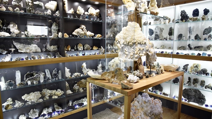 In the "Stoaraum", the Lungau gemstones shine like a star. The showcases were built by the ...