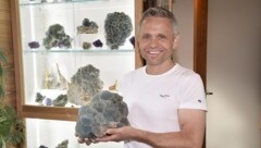 Stoafex Anton Baier mit einem seiner kiloschweren Lieblings-Fluorite. (Bild: Roland Holitzky/Holitzky Roland)