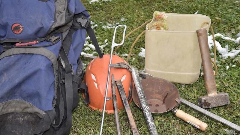 Auf die Pirsch in den Lungauer Bergen geht er stets mit Rucksack, Helm, Hammer und Meißel. (Bild: Roland Holitzky/Holitzky Roland)