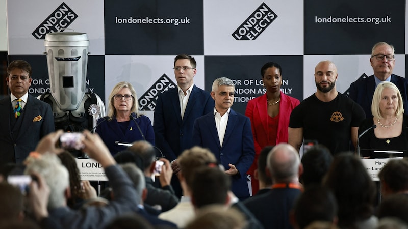 A londoni jelöltek, köztük egy komikus (balról a 2.) (Bild: AFP/Benjamin Cremel)