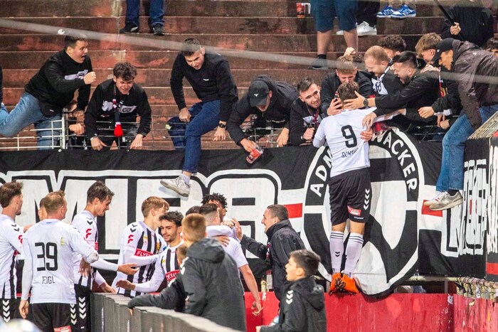 Beim Goldtor gegen Kapfenberg jubelte Pipo mit den Fans.
