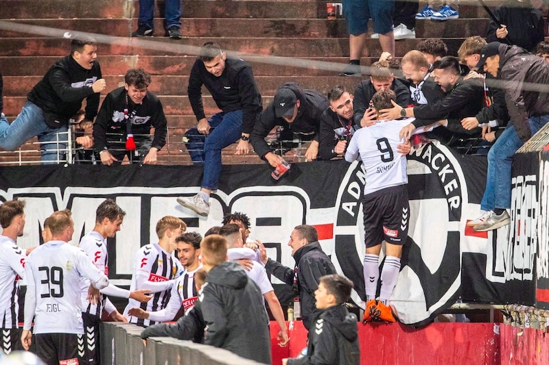 Beim Goldtor gegen Kapfenberg jubelte Pipo mit den Fans. (Bild: GEPA/GEPA pictures)