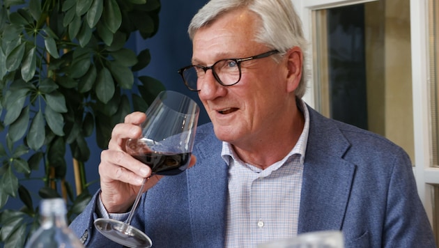 Jeder wie er mag: Harry Preuner gibt in seinen Rotwein immer einen kräftigen Schuss heißes Wasser. (Bild: Markus Tschepp/Tschepp Markus)