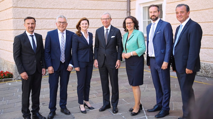 Die schwarz-blaue Landesregierung nach ihrer Angelobung am 14. Juni 2023 im Chiemseehof. Am Anfang war noch von einigen Projekten zu hören. Danach wurde es immer ruhiger um die Koalition. Immer mehr fragen : Was machen die eigentlich?