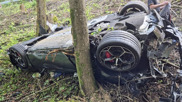 A schleißheimi Lamborghini teljesen megsemmisült az ütközésben. (Bild: FF Schleißheim)