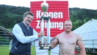 „Tiroler Krone“-Chefredakteur Claus Meinert überreichte Lukas Mattersberger die Trophäe.