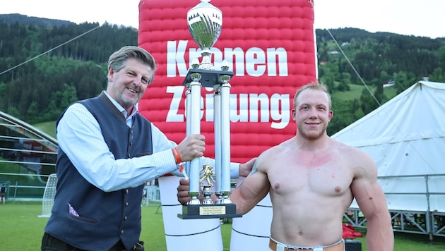 "Tiroler Krone" editor-in-chief Claus Meinert presented Lukas Mattersberger with the trophy. (Bild: Birbaumer Christof)