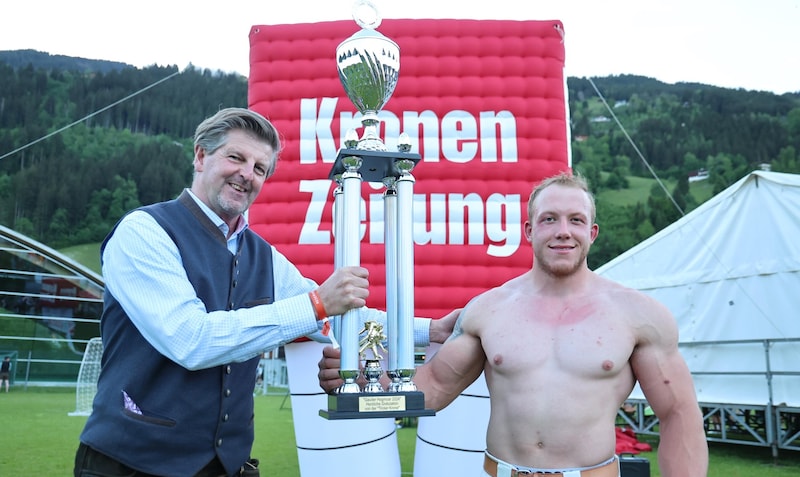"Tiroler Krone" editor-in-chief Claus Meinert presented Lukas Mattersberger with the trophy. (Bild: Birbaumer Christof)