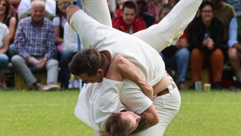 Fun is also allowed in between: A groom (below) at the polter climbed into the arena to get really screwed by the "Hogmoar 2023", Philip Holzer. (Bild: Birbaumer Christof)