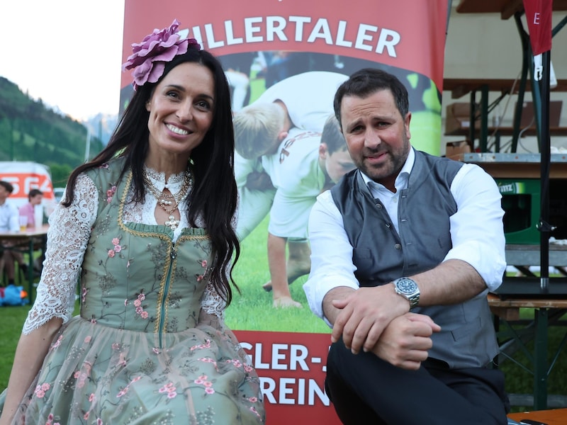 Provincial Councillor for Sport Georg Dornauer and his girlfriend Alessia Ambrosi also appeared at the Gauder-Ranggeln. (Bild: Birbaumer Christof)