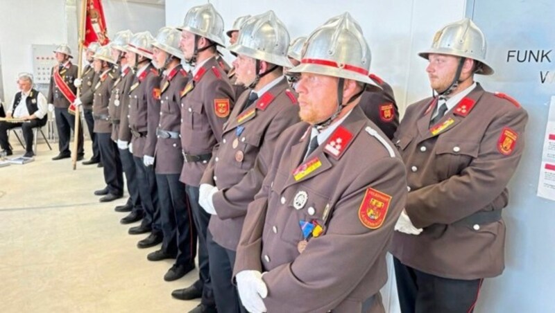 The firefighters stood in rank and file during the celebrations. (Bild: Christian Schulter/Christian schulter)