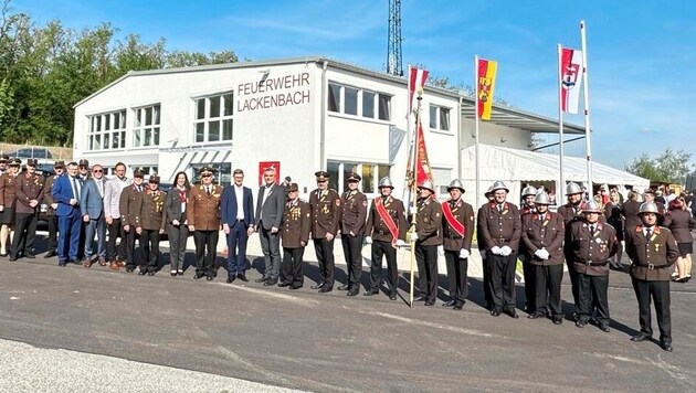 Groß gefeiert wurde am Samstag die Eröffnung des Feuerwehrhauses in Lackenbach. (Bild: Christian Schulter)