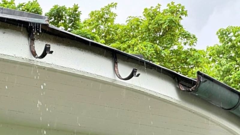 Nur die demolierten Halterungen blieben nach dem Diebstahl der Dachrinnen in Hannersdorf zurück. (Bild: Christian Schulter)