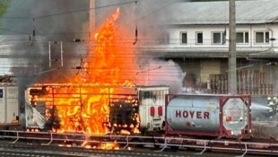Ein Waggon brannte in Arnoldstein komplett nieder.  (Bild: FF Arnoldstein)