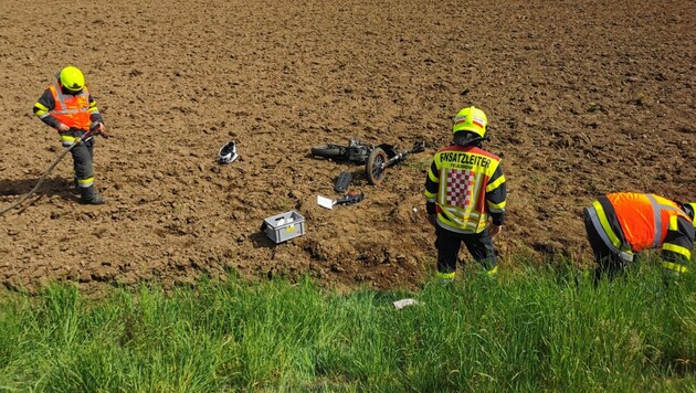 Das Motorrad schlitterte in ein Feld neben der Straße. (Bild: Freiwillige Feuerwehr Kobenz)