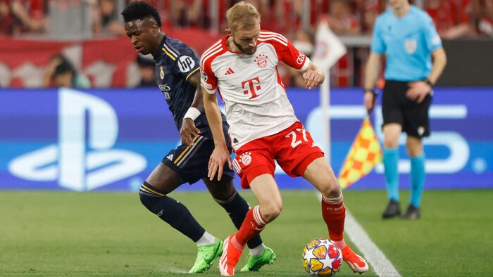 Konrad Laimer im Zweikampf mit Reals Vinicius Junior