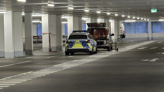 Einsatzkräfte der Kriminalpolizeiinspektion Regensburg in der Tiefgarage, in der die Leiche ...